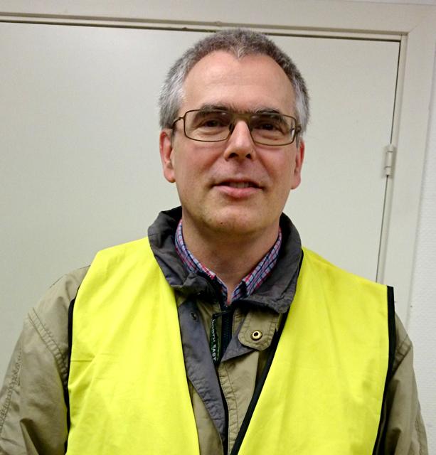 Simon Mads Svarre bager brød og beder bønner for borgere i Taastrup.
