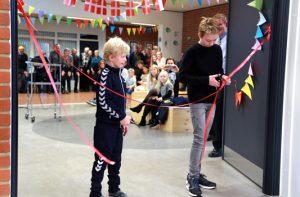 To af de yngre elever klippede snoren til den nye tilbygning - og så var der fest. Foto: Søren Bang Hansen