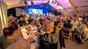 Aabenkirke holder tre ’uddelingsfester’ med hygge, underholdning og juleevangeliet.