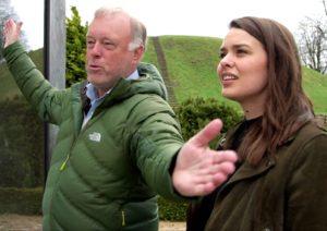 - Kristus står med åbne arme for at tage imod folk, for nu skal danerne omvendes, forklarer overinspektør Hans Ole Matthiesen ved Kongernes Jelling til Cecilie Nielsen i DR.Ks program ”1000 års tro” om religionsskiftet.