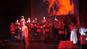 Oliver fra Roots synger Herodes sang ”Jaloux” for 2.000 skoleelever onsdag og torsdag i Teatersalen i Sønderborg. Og børnene var begejstrede.