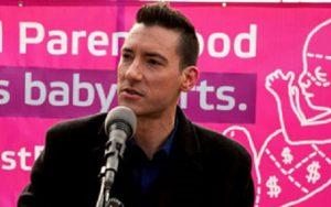 David Daleiden fra LifeNews.com blev beskyldt for at have fabrikeret videoer, der afslører abortklinikkers ulovlige salg af fosterdele. Nu har Kongressen fundet klinikkerne skyldige.