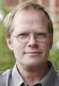 Selv om han er formand for et missionsselskab, er biskoppen ikke troende i kristelig forstand, mener Henrik Højlund.