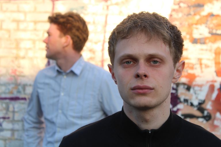 Joshua er kristen, Alfred er ikke, alligevel laver de lovsang sammen ...