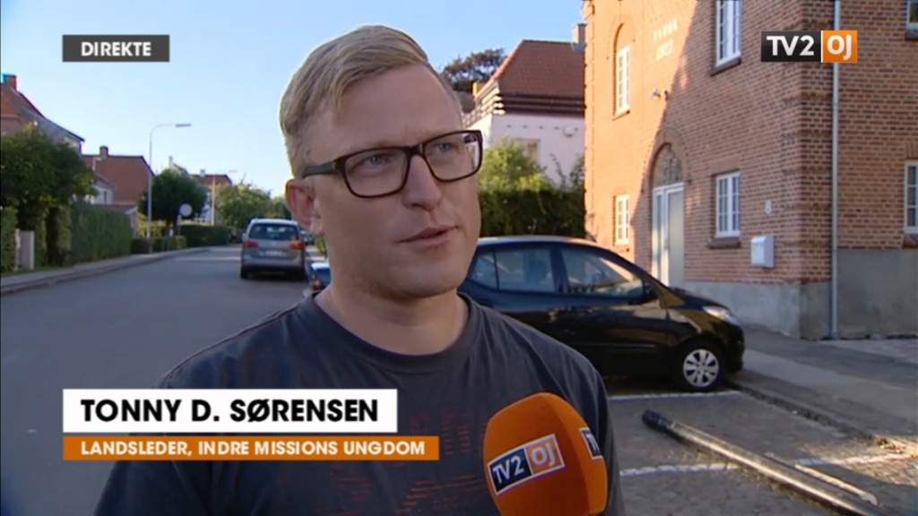 - Det er et mirakel, at der ikke skete noget meget værre, fortæller IMU’s landsleder Tonny D. Sørensen. Skærmprint fra TV2 Østjyllands interview uden for missionshuset Tabor.